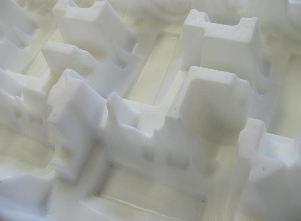 Detail formy pro výrobu obalů z nasávané kartonáže – materiál plast